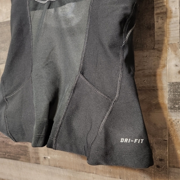 Nee Nike Dri Fit Black Racerback Athletic Top Sz M Back Pockets White Trim - Picture 7 of 10